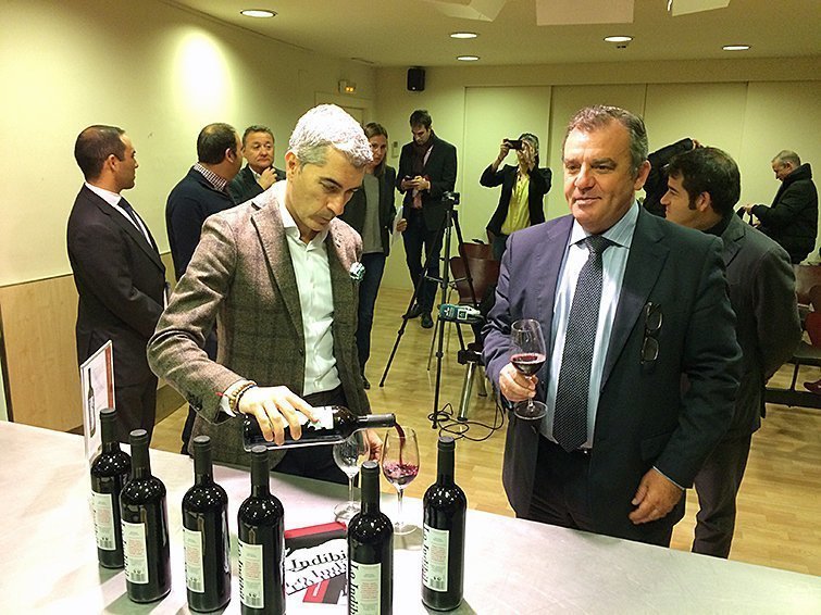 Eduard Pons i Francisco González fan el primer tast del vi Lo indíbil