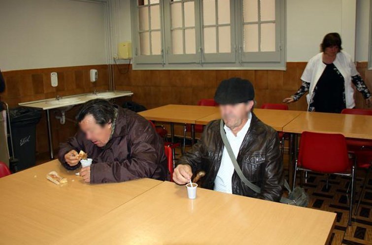 Imatge de dos usuaris que esmorzen a la nova sala d'estar del menjador social de la Panera que es posa en marxa per acollir persones sense sostre també durant els matins. Imatge del 20 de novembre del 2015 (horitzontal)