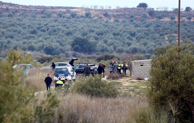 Lloc on han tingut lloc els fets a Aspa i autoritats analitzant el lloc.