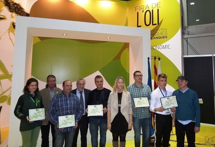 Foto de grup dels olis guanyadors de la 54a edició de la Fira de l'Oli i les Garrigues. (1)