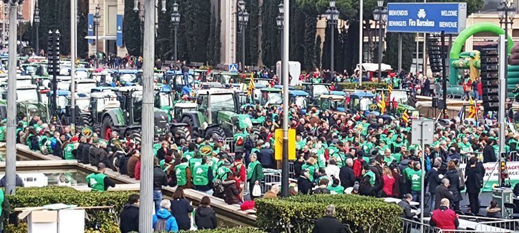 Concentració a l'avinguda Maria Cristina de Barcelona