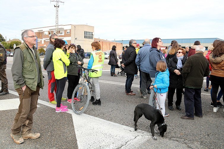 Algunes de les 200 persones que han participat al tall de la N-240 a Juneda, el 29 de gener de 2017. (Horitzontal)