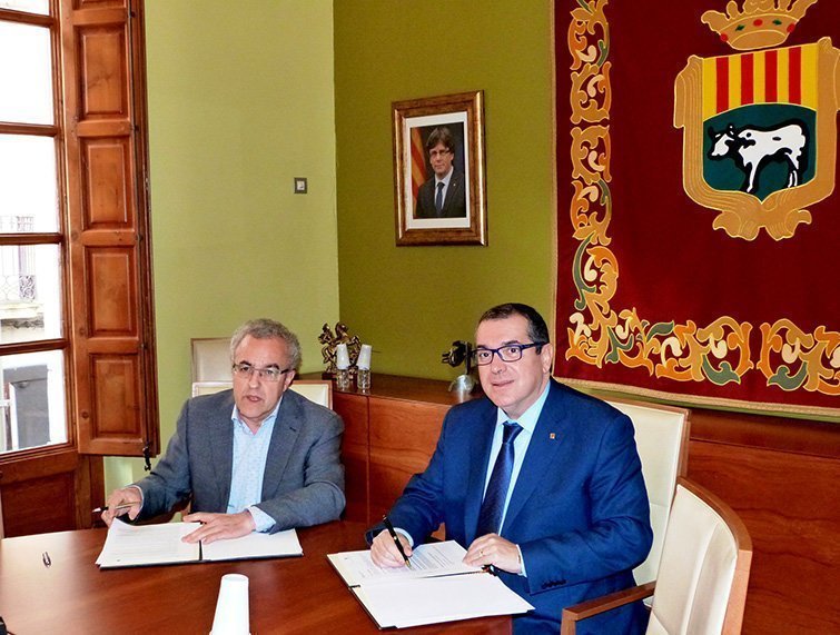 Jordi Jané i Enric Mir firmant el conveni al consistori de les Borges.