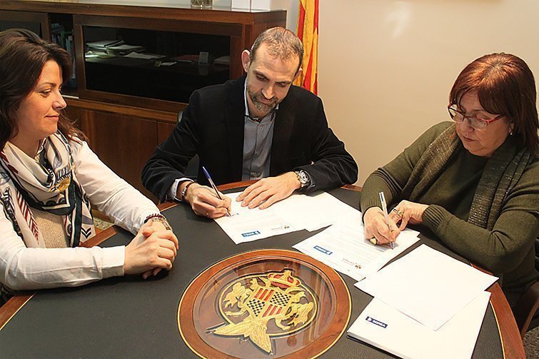 L’alcaldessa Rosa Maria Perelló, i el gerent de de Sorea, David Gall, han signat el conveni 1