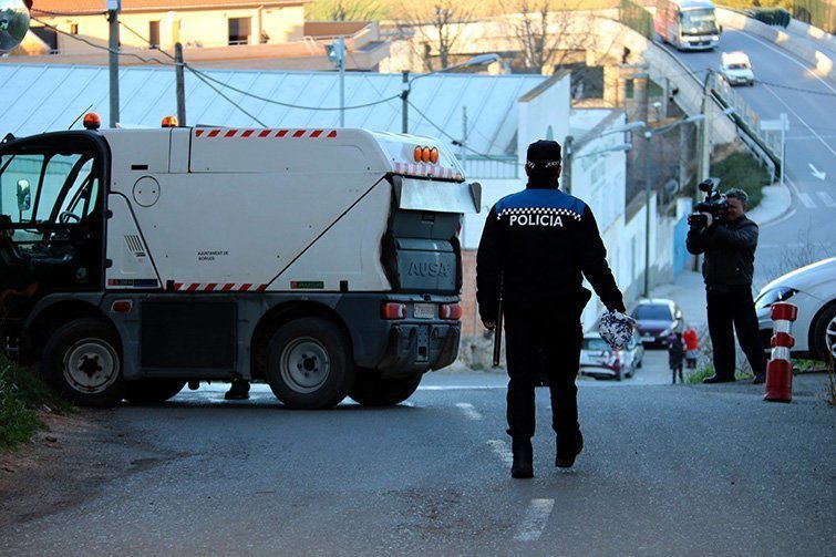 Un agent de la policia local de les Borges Blanques dirigint-se al punt on ha tingut lloc l'atropellament. Imatge del 8 de febrer del 2017. (Horitzontal)