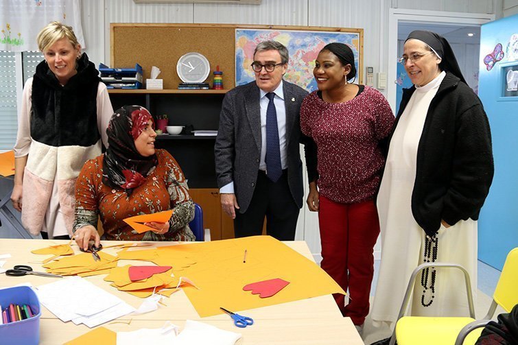 Lucía Caram visita al centre materno infantil de la Mariola text 1