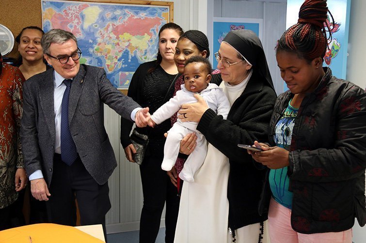 Lucía Caram visita al centre materno infantil de la Mariola text