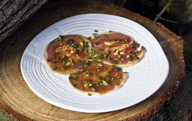Carpaccio de pichón con foie, praliné y helado de piñones