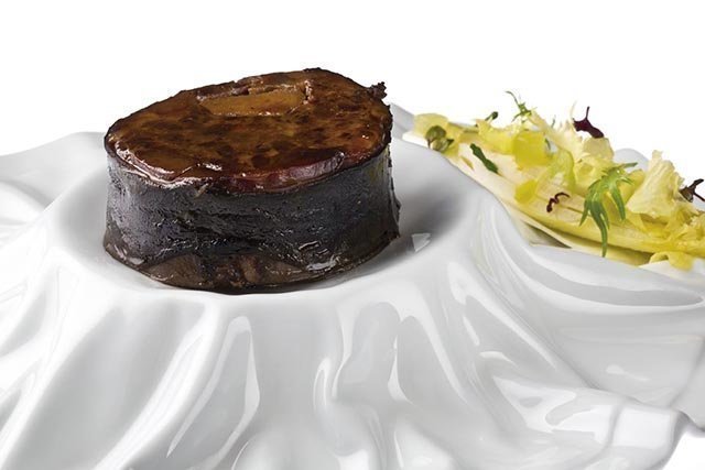 Liebre a la Royal, manzana al calvados y remolacha