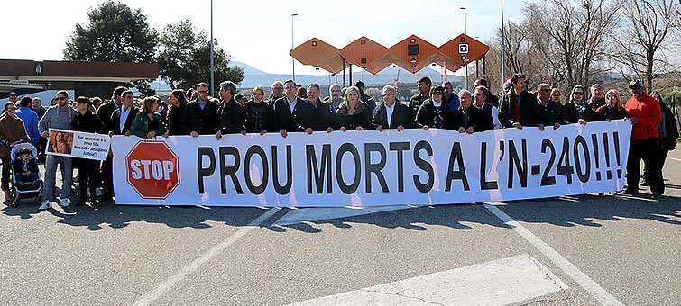 Imatge general dels concentrats darrere la pancarta 'Prou Morts a l'N-240' davant del peatge de l'AP-2 a les Borges Blanques, aquest 26 de febrer del 2017 (horitzontal)