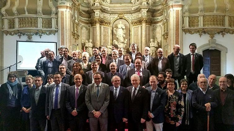 Representants de diputacions i municipis en l'acte d'acord a cervera