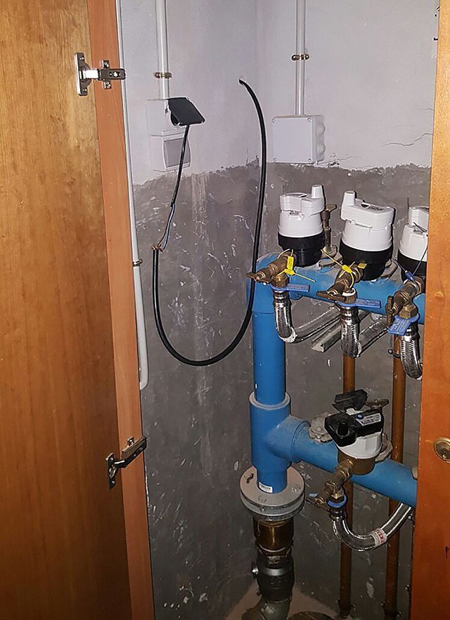 Okupes foraden les parets i endollen en els serveis