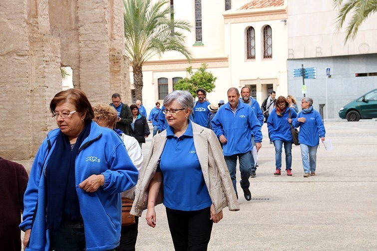 Persones amb la samarreta blava de la PDE arribant a la seu de la delegació del Govern a les Terres de l'Ebre