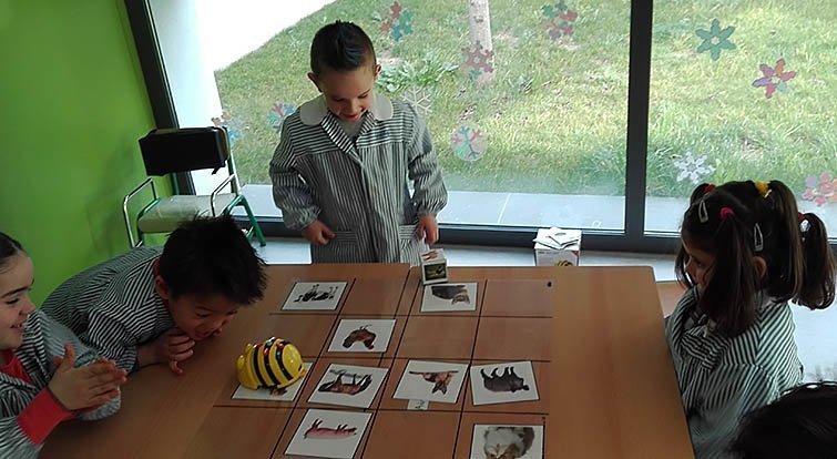 Activitats amb el suport de robots a l¡'escola El Timo de Sidamon  (2)