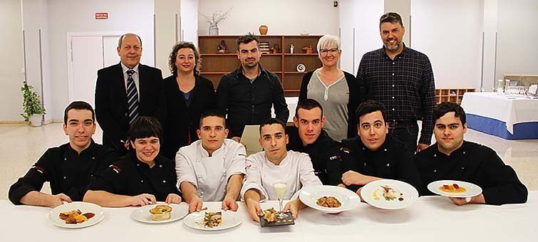 Els participants en el Concurs de Cuina amb Truita de Riu d'Alfarràs