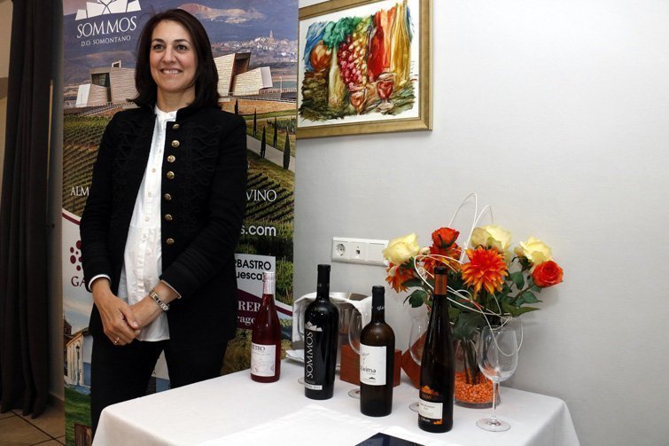 Pla general on es pot veure la responsable d'enoturisme de la bodega Sommos, Blanca Galindo, al costat de diverses ampolles de la bodega, el 12 d'abril de 2017. (Horitozontal)