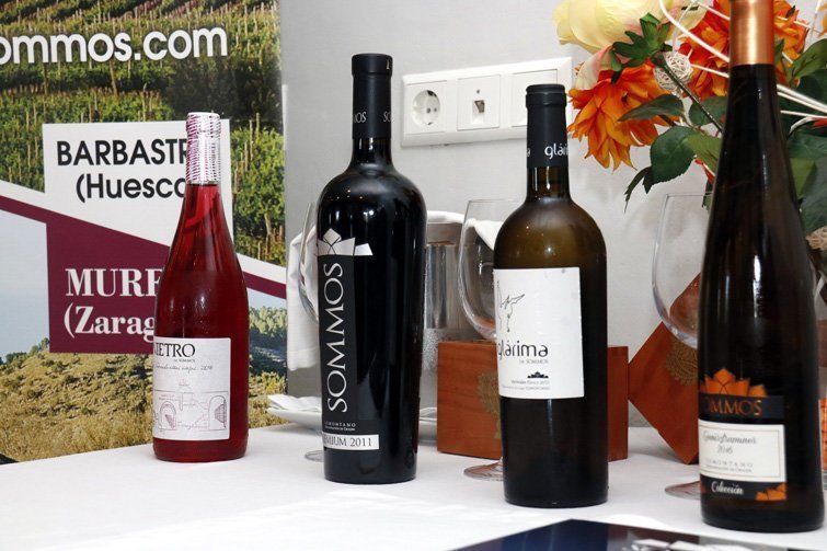 Pla mig d'ampolles de diverses varietats de la bodega Sommos de la DO Somontano, el 12 d'abril de 2017. (Horitzontal)