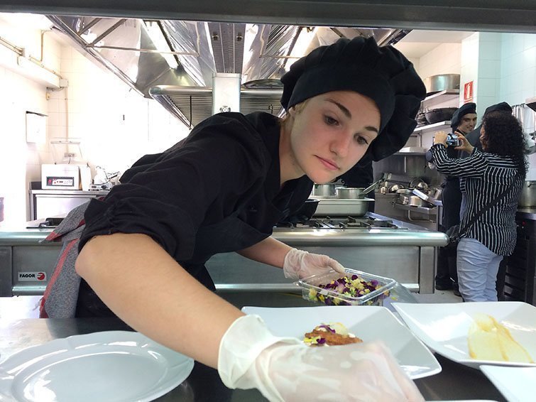 Alumnes de  l'Escola d'Hostaleria preparen la cuina de truita de riu