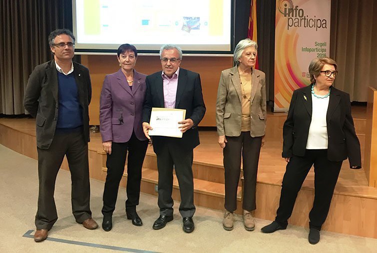 L'alcalde de les Borges Blanques recollint el segell Infoparicipa 2016 texte 1