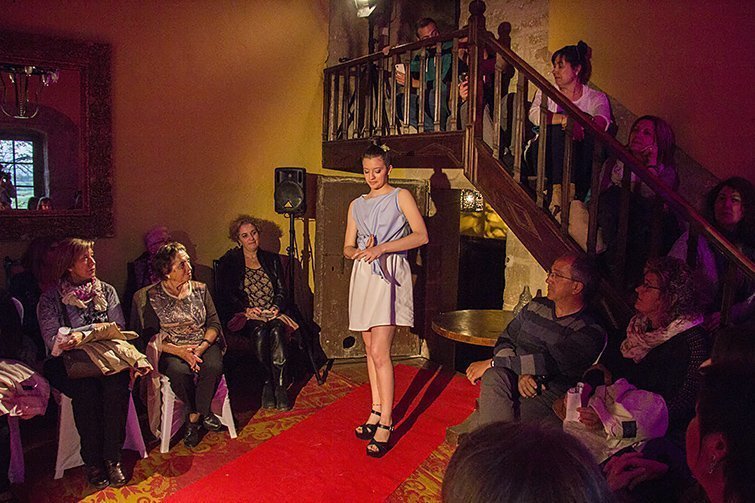 Desfilada Vestim segarra al Castell de les Sitges 1