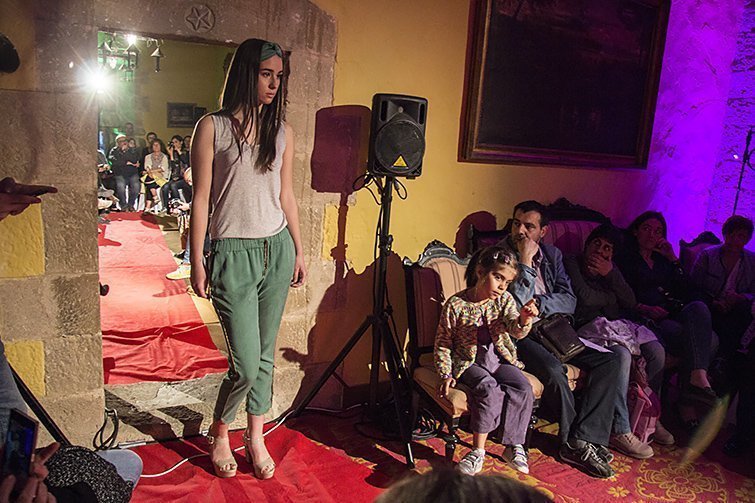 Desfilada Vestim segarra al Castell de les Sitges
