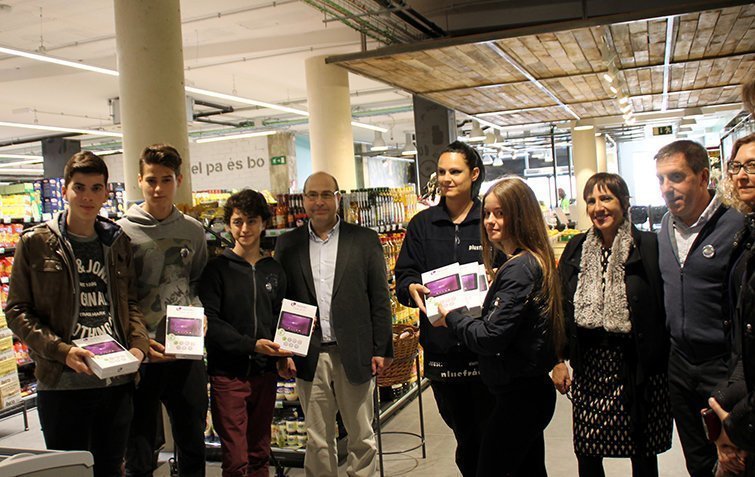 Imatge dels participants en el projecte CATINDjove, rebent les primeres tauletes per part de responsables de Plusfresc a l'establiment de les Borges Blanques. Imatge del 28 d'abril del 2017. (Horitzontal)