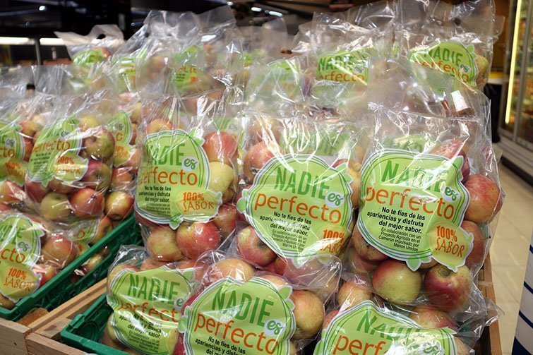 Algunes les bosses de pomes Fuji envasades per Nufri en el marc de la campanya per donar valor a la fruita de segona categoria. Imatge del 4 de maig del 2017. (Horitzontal)