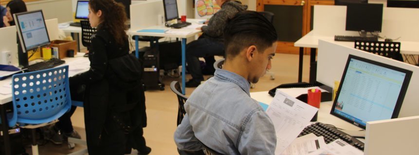 Els alumnes preparen els projectes de les empreses virtuals 2