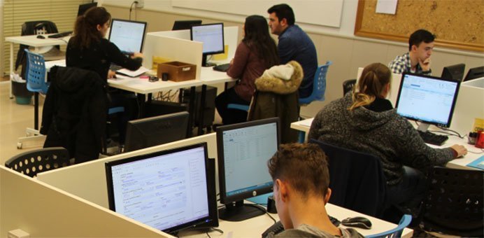 Els alumnes preparen els projectes de les empreses virtuals Els alumnes preparen els projectes de les empreses virtuals