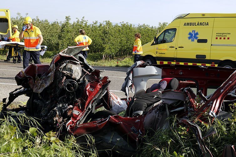 La furgoneta accidentada a Castellnou de Seana i al darrere els tècnics del SEM La furgoneta accidentada a Castellnou de Seana i al darrere els tècnics del SEM
