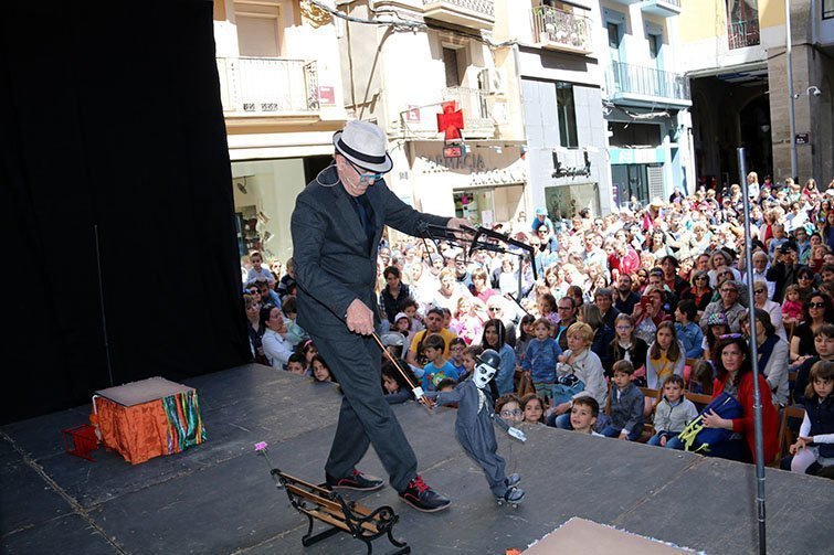 L'actuació de Jordi Bertran amb una titella de Charlot