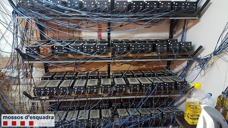 Imatge del material electric de la plantació de marihuana a puiggrós