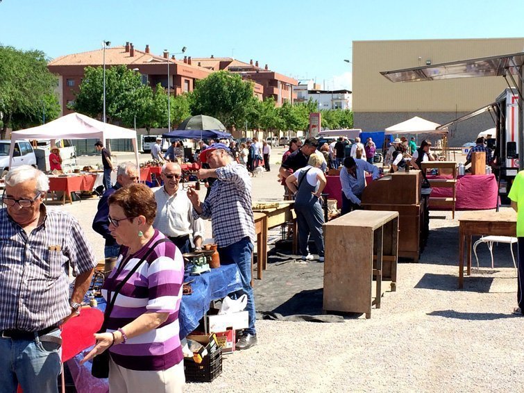 El públic que visitava el primer mercat d'Antiquaris i Brocanters de Mollerussa