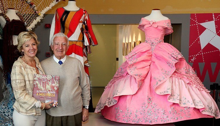 Miqujel i Carme Polo presenten el seu llibre dedicat alas Vestits de Paper