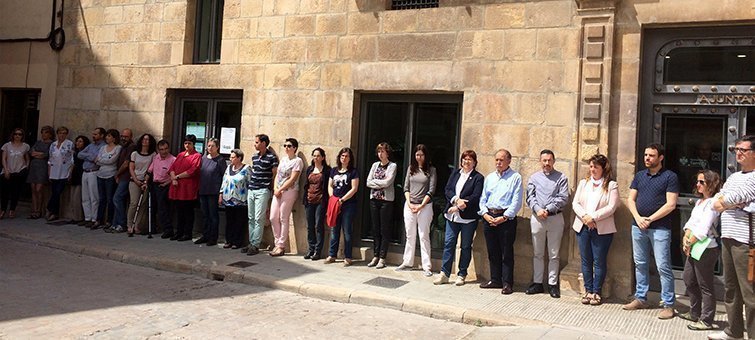 Minut de silenci davant la Casa Consistorial de Tàrrega