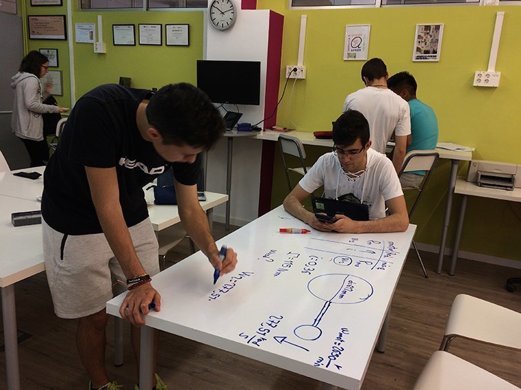 Alumnes de l'INS Josep Vallverdú treballen a l'AulABP