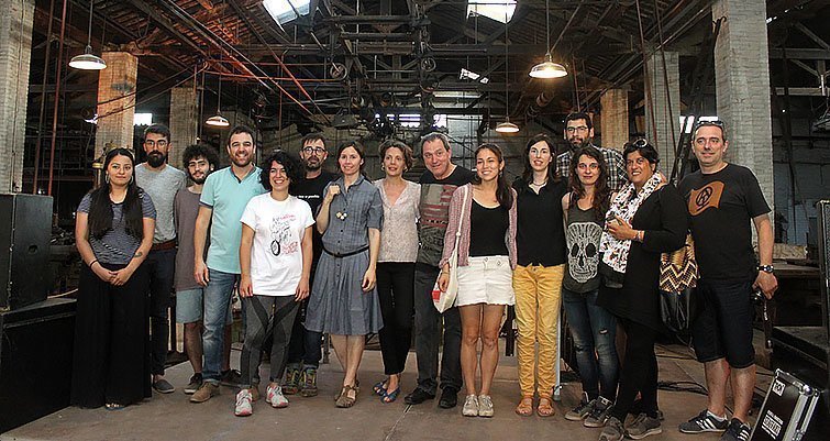 Embarrat L’equip directiu de l’Embarrat 2017 amb artistes participants al festival texte