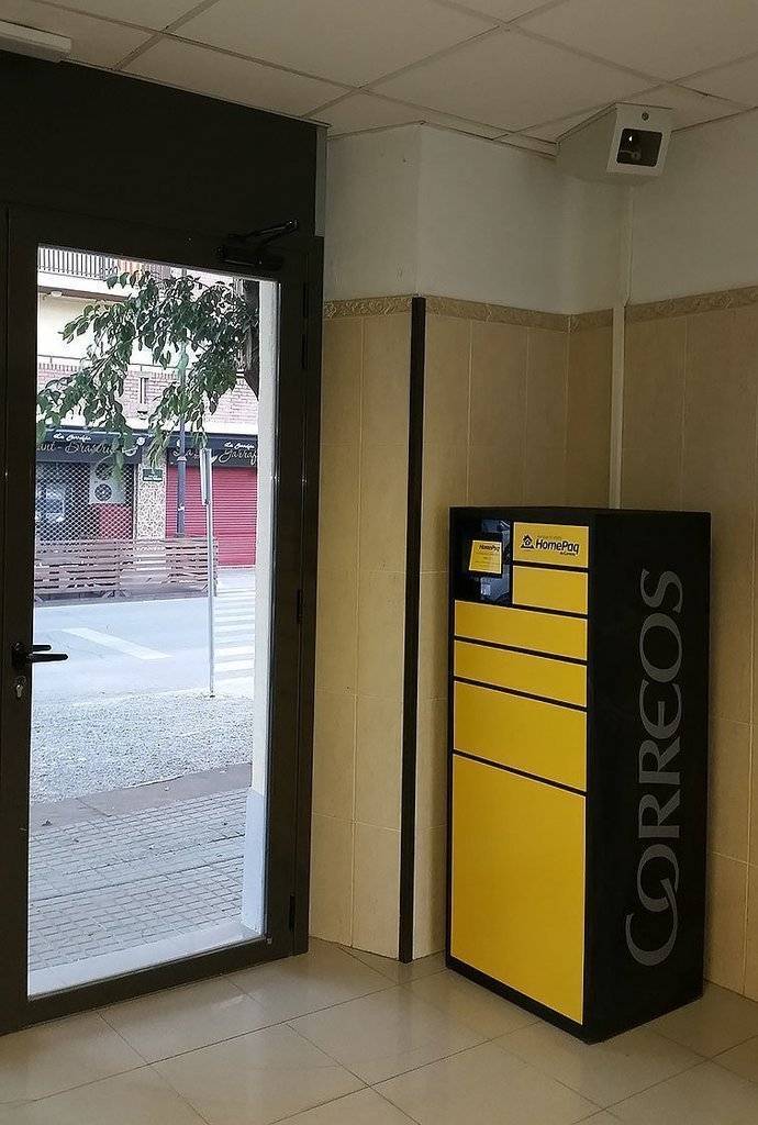 FGC i Correos instal•len la primera màquina de recollida de paquets CityPaq texte