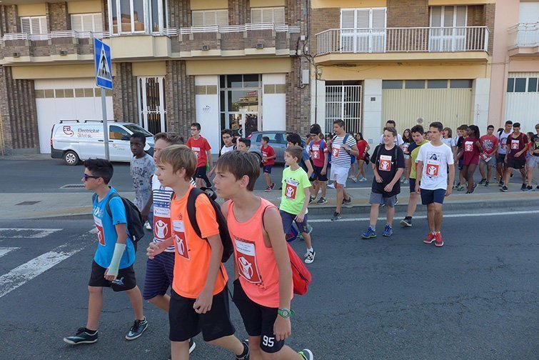 Els participants en la Marxa Solidària Kilómetres de Solidaritat 1