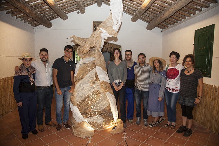 Alba Pérez amb la seva obra i els organitzadors del Segar i del Batre