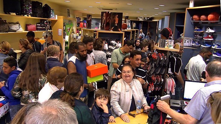 Les botigues de Mollerussa s'omplen de públic