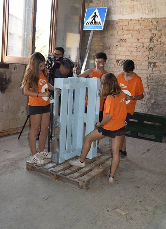 El grup de voluntaris preparen el material per la via verda de Linyola 1