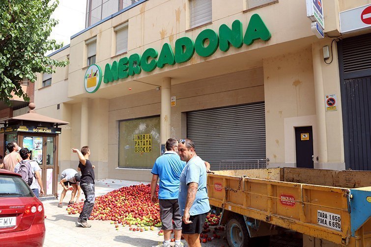 Mobilització dels pagesos a Lleida reivindicant millors preus de la fruita