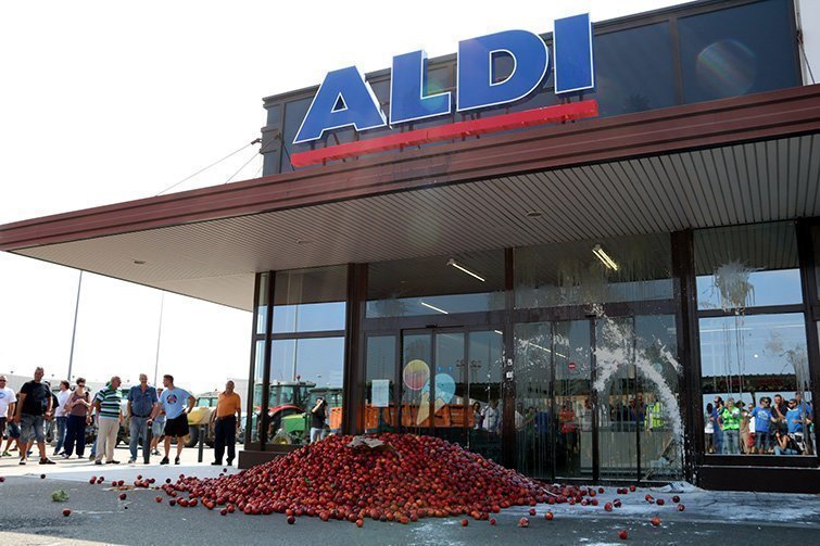 L'entrada de l'ALDI amb una muntanya de nectarines davant de la portantal)