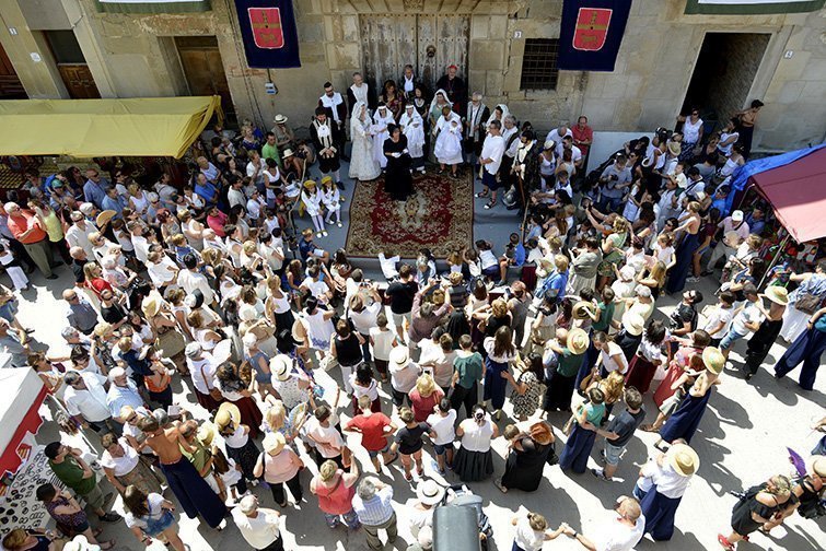 Representació en la porta de la casa pairal de Cal Bufalà de Bellvís