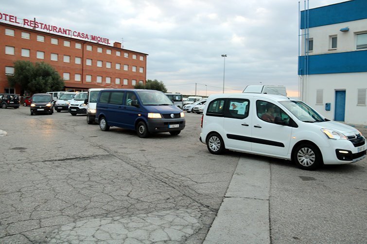 Els vehicles que participen en la marxa lenta fins a Barcelona 1