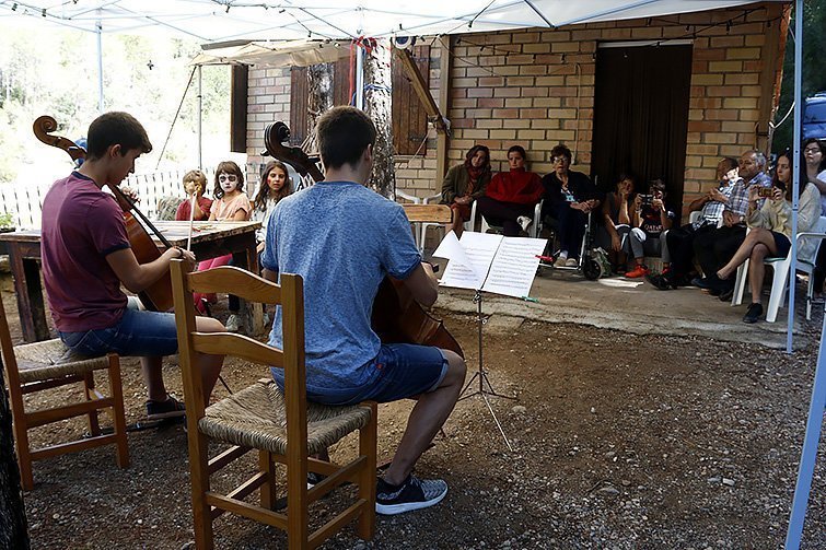 Pla obert del concert que han ofert dos alumnes de l'AIMS a una casa particular aquest dijous 10 d'agost de 2017 .(horitzontal)