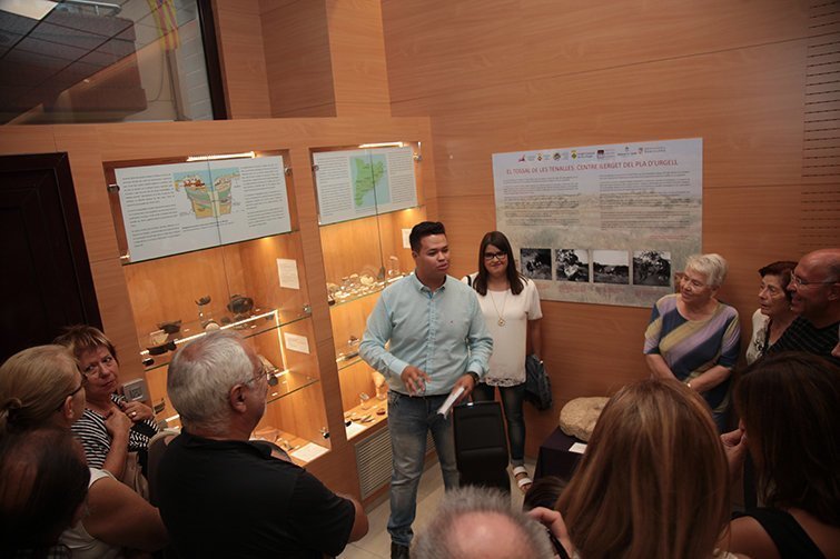 Membres de l'associació Amics del Tossal de les Tenalles mostren les peces de l'exposició