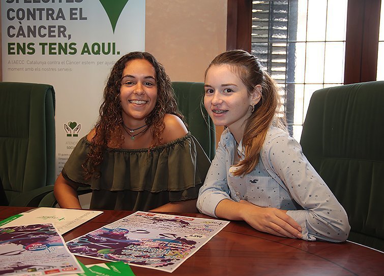 Les dissenyadores de la pulsera de la campanya contra el Càncer Mollerussa