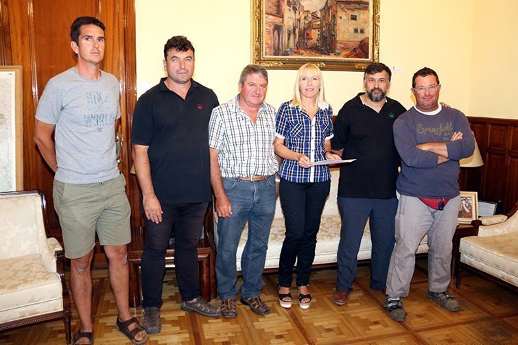 Representants d'Unió de Pagesos, després de lliurar el manifest a la subdelegada del govern